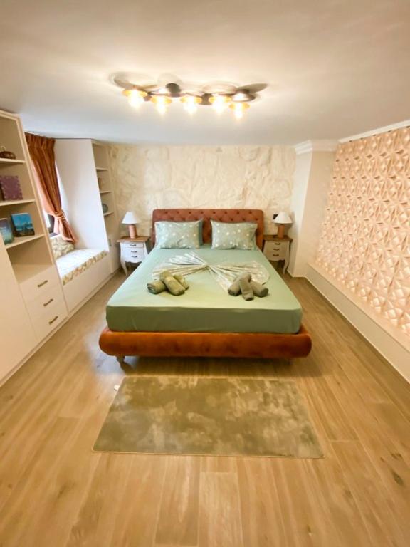 Łóżko lub łóżka w pokoju w obiekcie panos luxury apartment