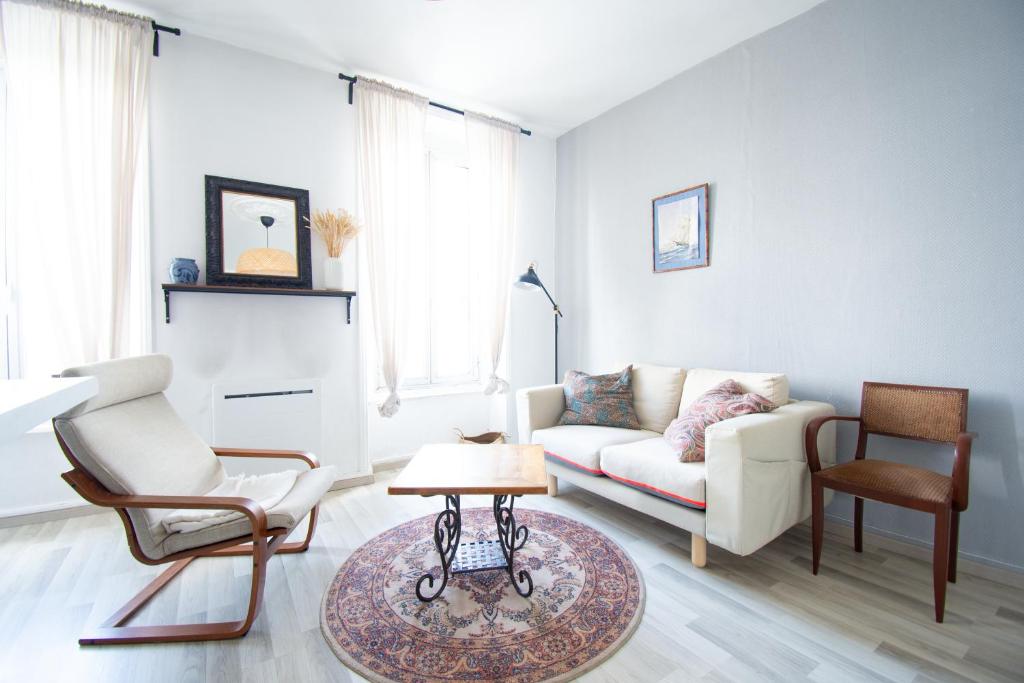 un salon avec un canapé et une table dans l'établissement Le République I Centre Ville & Vue mer, à Brest