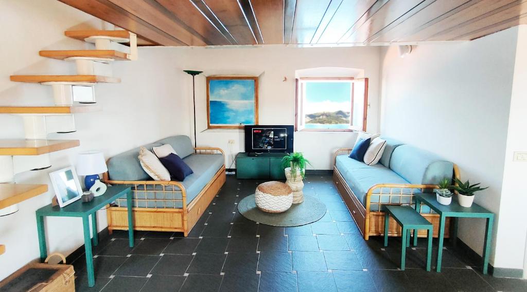 salon z kanapą i stołem w obiekcie Delizioso Loft a Forte Stella, Isola d'Elba w mieście Portoferraio
