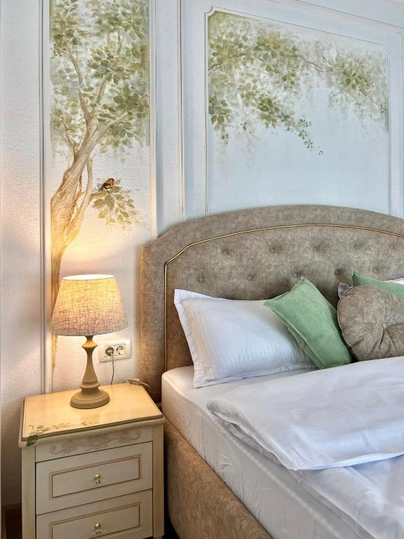 Bett mit Tisch und Lampe in der Unterkunft Bridge Apartments- STUDIO 7 in Besenic