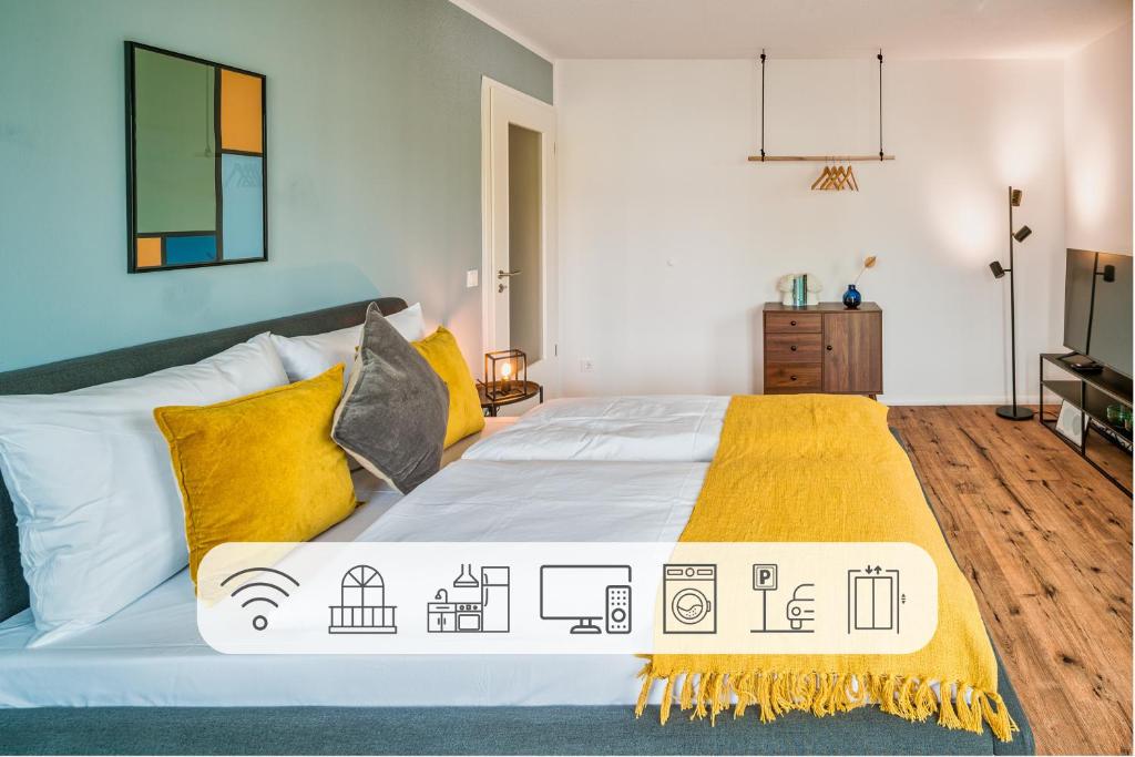 Hotel "Neptunblick"- Nähe Altstadt - Ruhig - Balkon - Parkplätze, a bedroom with a large bed with a yellow blanket at "Neptunblick"- Nähe Altstadt - Ruhig - Balkon - Parkplätze in Dresden