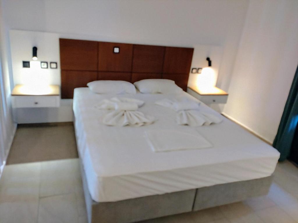 Łóżko lub łóżka w pokoju w obiekcie Kyra Panagia Hotel