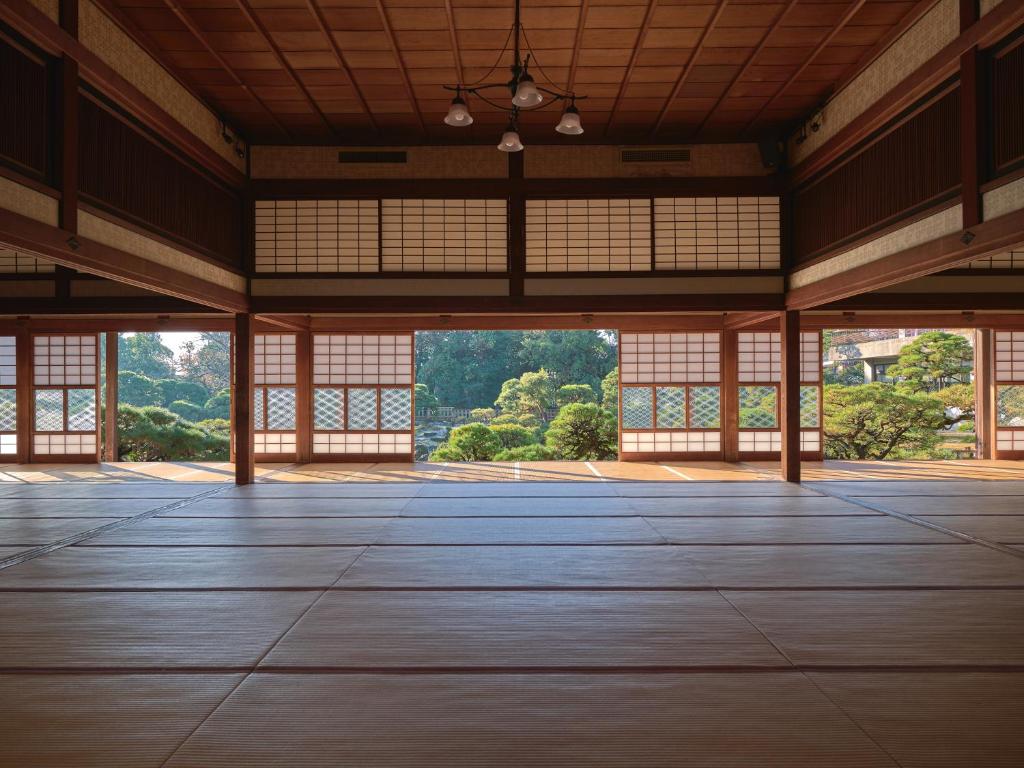 Una habitación vacía con grandes ventanas en un edificio. en Ohana, en Yanagawa