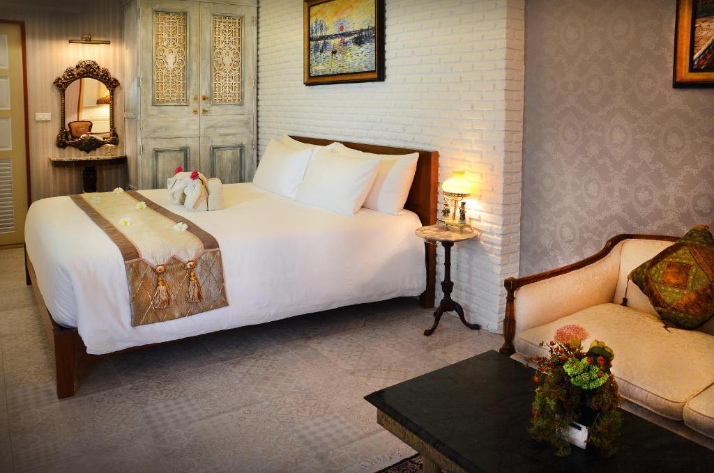 เตียงในห้องที่ ชูชัยบุรี ศรีอัมพวา