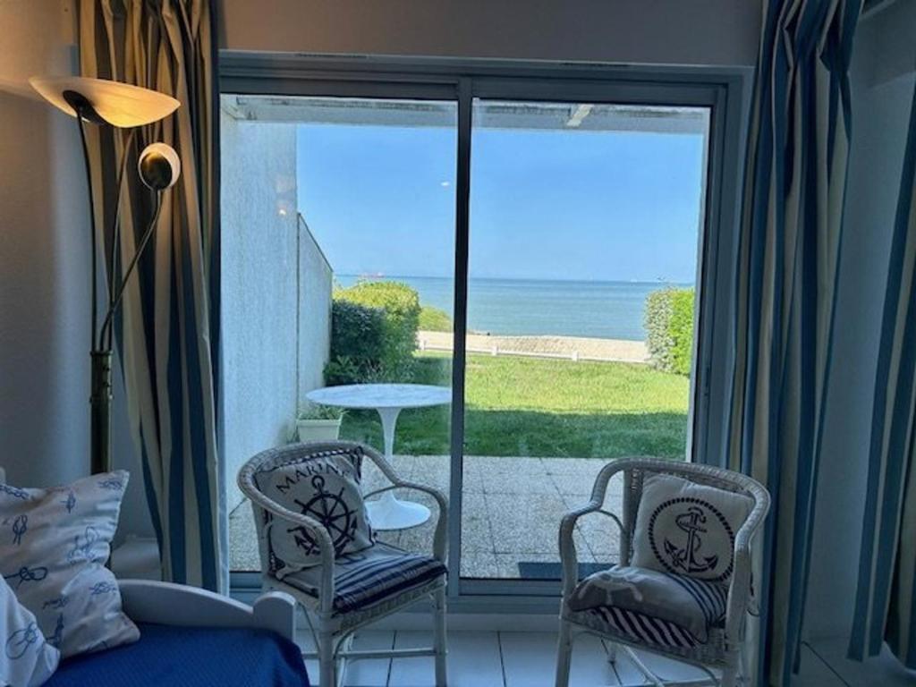 ein Zimmer mit Balkon und Meerblick in der Unterkunft Appartement en bord de mer avec jardin, parking et animaux acceptés à Royan - FR-1-494-63 in Royan