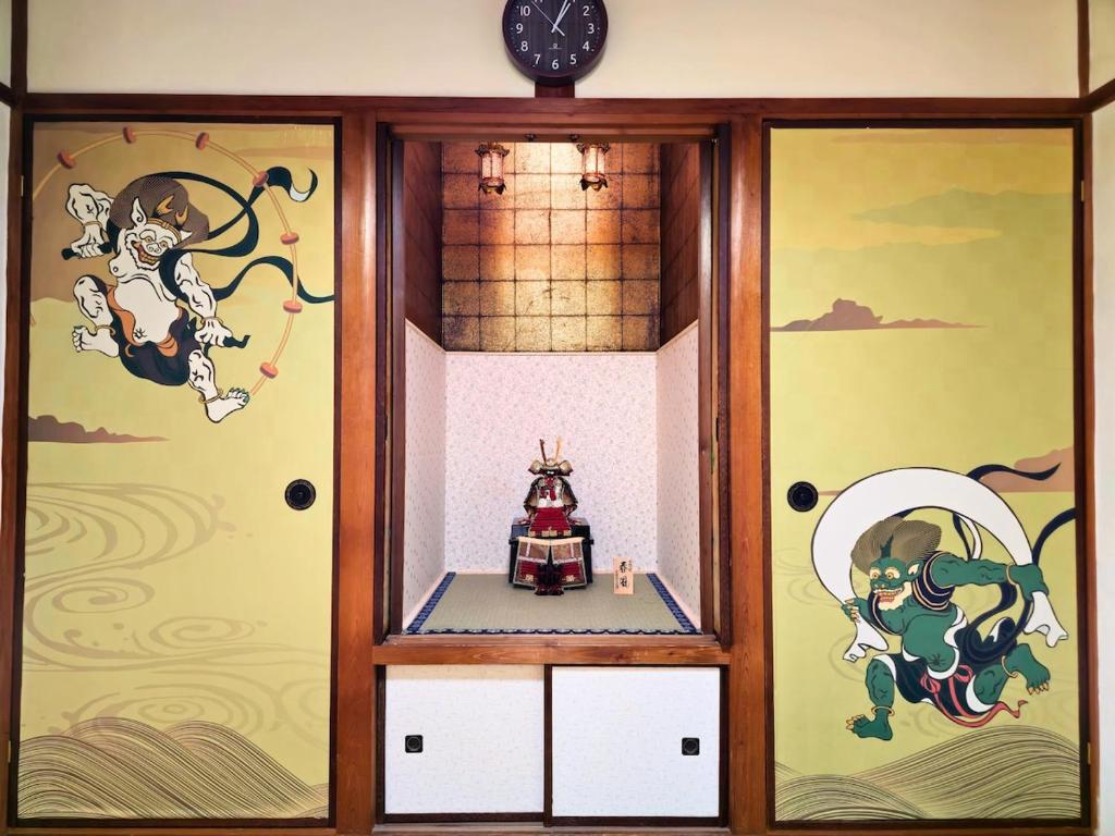 a room with two glass doors and a clock at 西九条がてんぼう in Osaka