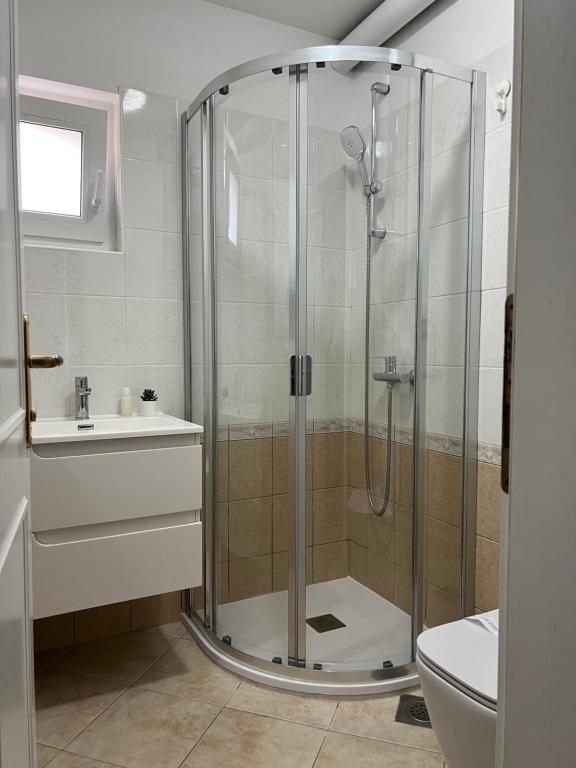 łazienka z prysznicem, toaletą i umywalką w obiekcie Villa Hosta Apartments w Hvarze