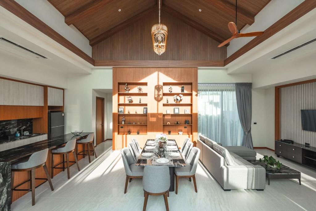 une cuisine et un salon avec une table et des chaises dans l'établissement V186 Quiet Glamour Oasis 4BR Poolside Sanctuary, à Laguna Phuket