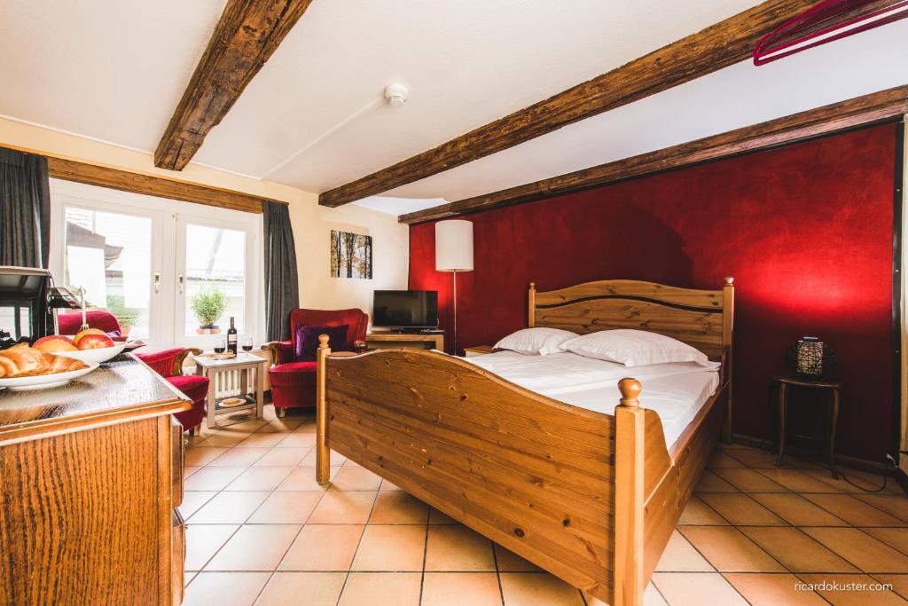 Una cama o camas en una habitación de Aux chambres du Banneret