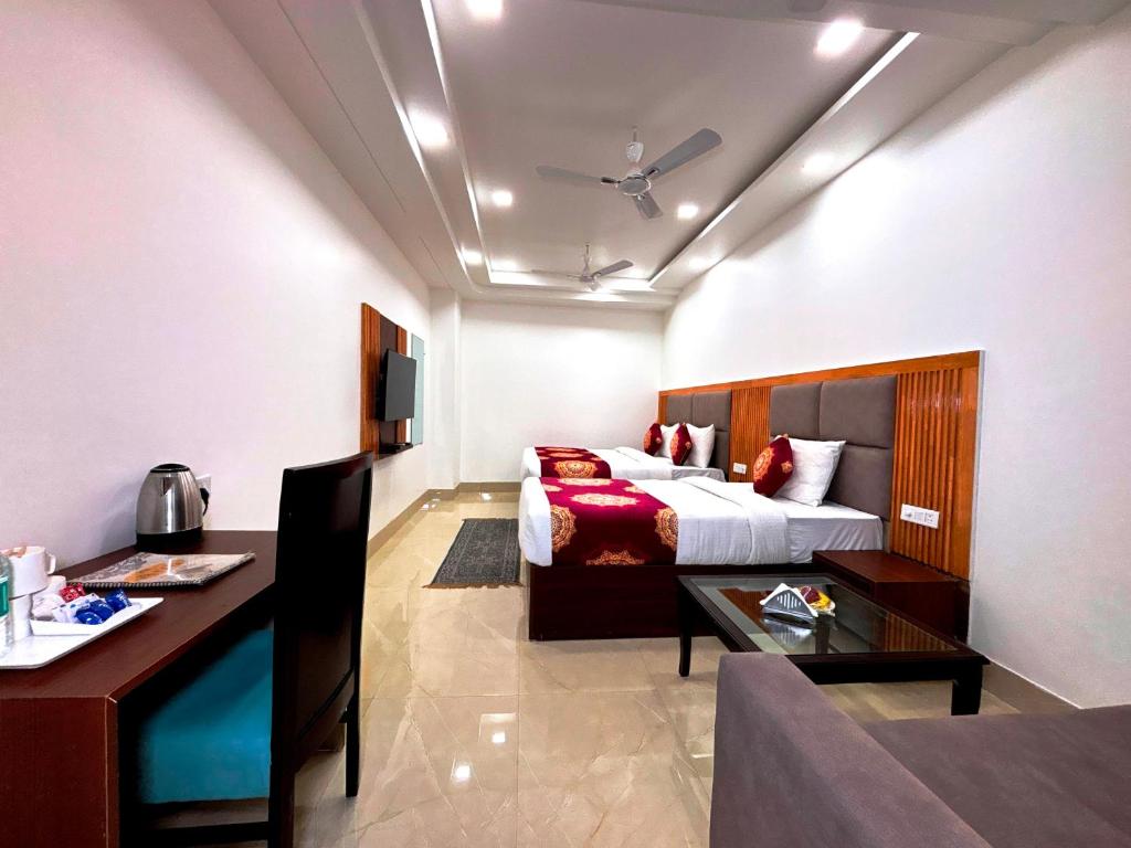 TV a/nebo společenská místnost v ubytování Hotel Arch - Near Aerocity New Delhi
