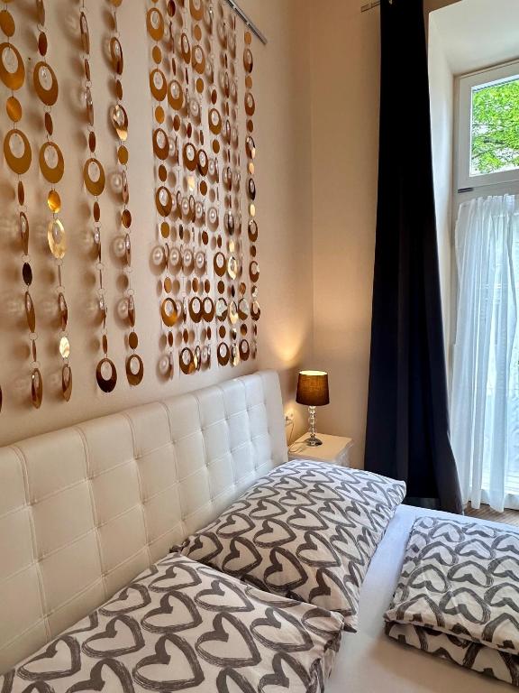 バート・イシュルにあるKRISTALL Doppelzimmer direkt im Zentrum, Balkonのベッドルーム1室(ベッド1台、皿の壁付)