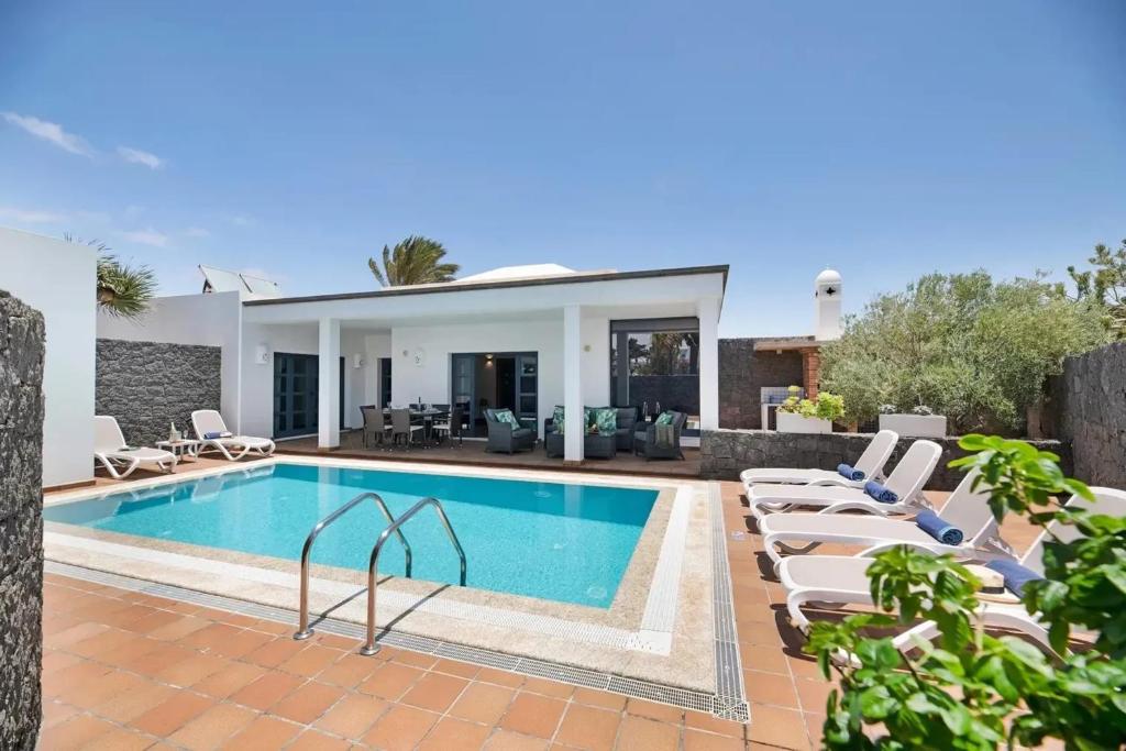 Charming Villa in Playa Blanca with Private Pool