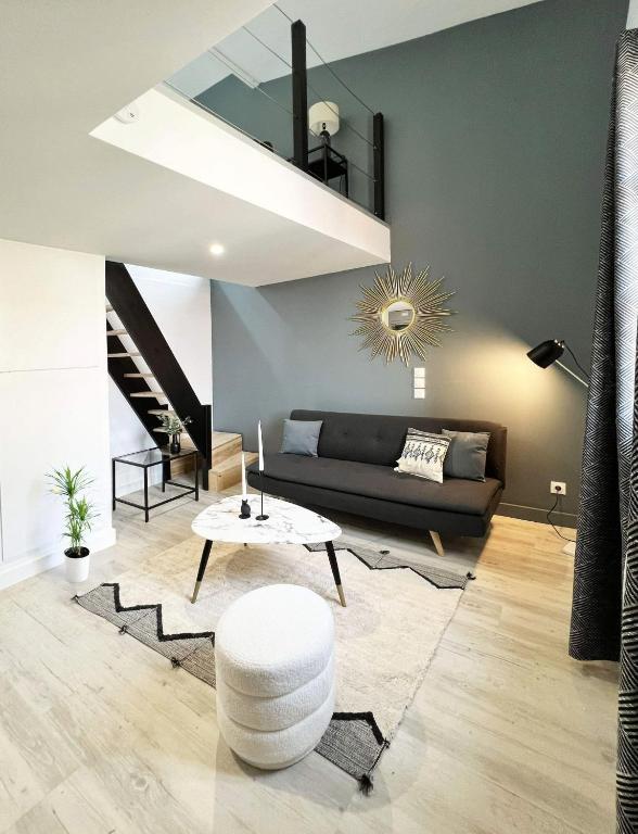 un salon avec un canapé et une table dans l'établissement CHAL6 Apt moderne à 200m du Capitole, à Toulouse