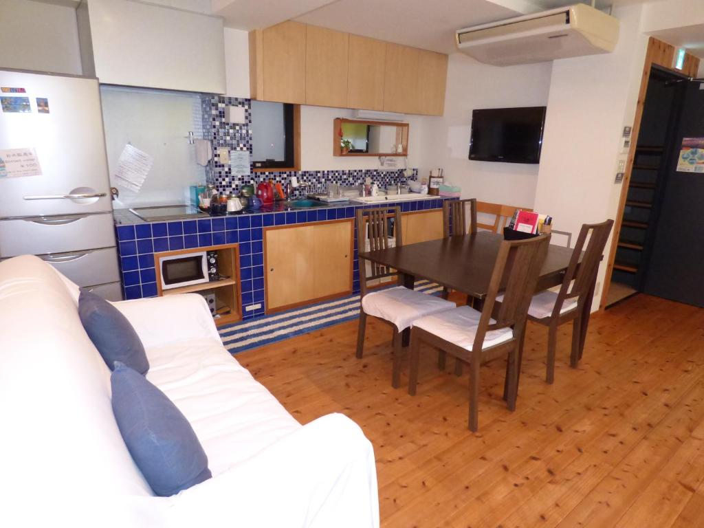 Kuchyň nebo kuchyňský kout v ubytování Guesthouse Hyakumanben Cross