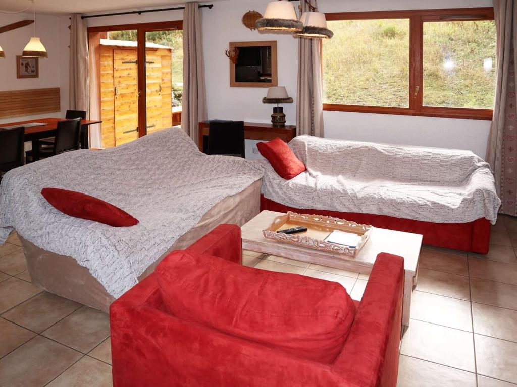 レ・ゾルにあるSuperbe chalet pour 10 pers. avec piscine, sauna, cheminée, terrasse, skis aux pieds - Les Orres 1800 - FR-1-322-118のリビングルーム(ベッド2台、椅子付)
