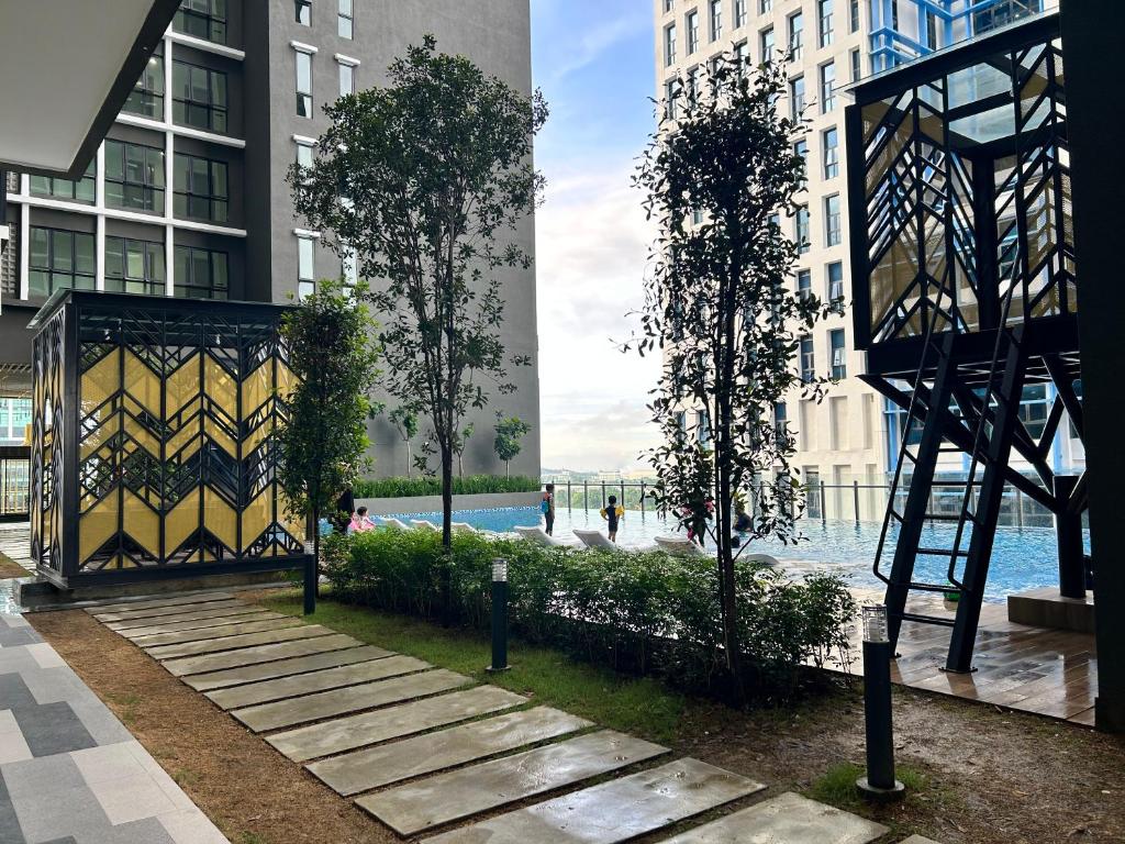 Gua SaiにあるAlinea Suites Shah Alam by Rumah Mamaの建物と水域のある都市の門