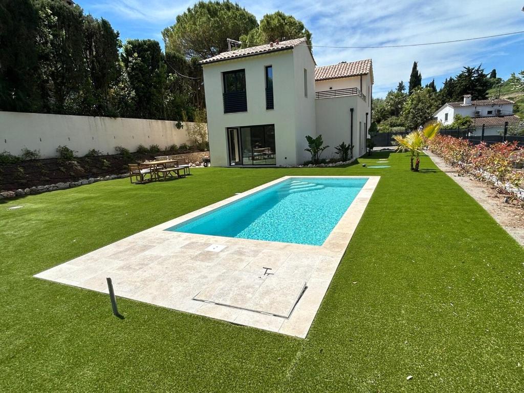 une maison avec une piscine dans une cour dans l'établissement Beautiful Luxury Villa with Pool in Antibes, à Antibes