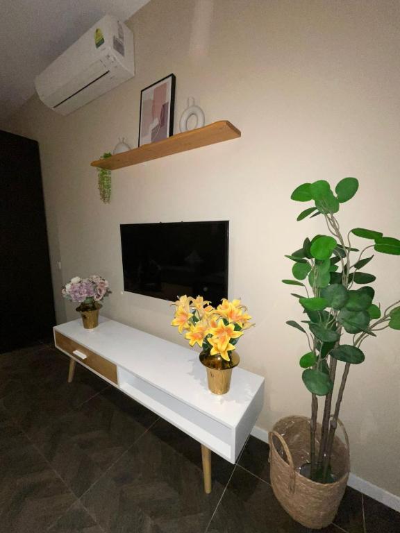 TV a/nebo společenská místnost v ubytování My Residence Villa Scarletz KLCC