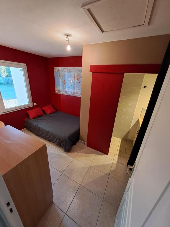 une petite chambre avec un lit et une fenêtre dans l'établissement Chambre chez nous, à La Haie-Fouassière