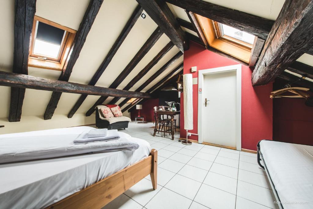 Una cama o camas en una habitación de Aux chambres du Banneret