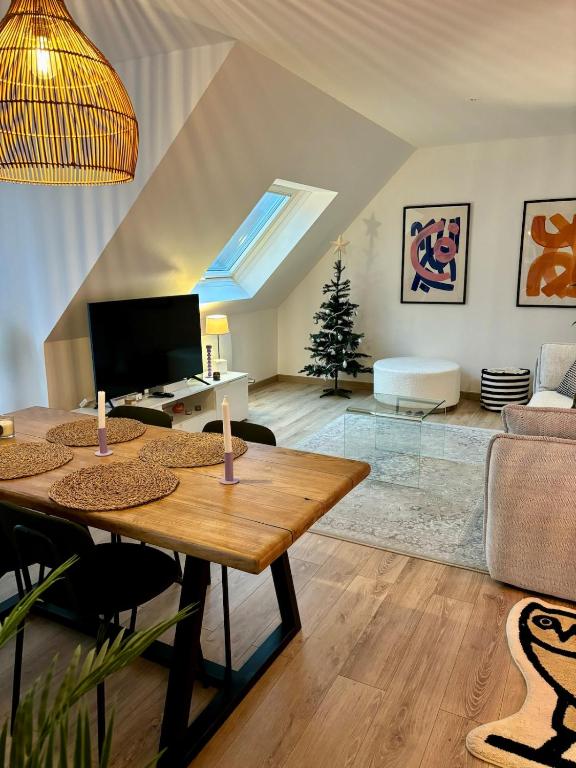 un salon avec une table et un canapé dans l'établissement Lucky luke appartment, à Strasbourg