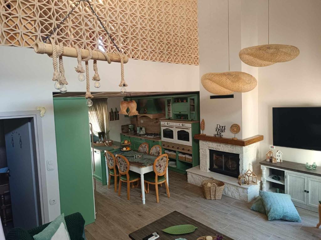salon ze stołem i kuchnią w obiekcie panos luxury apartment w Heraklionie