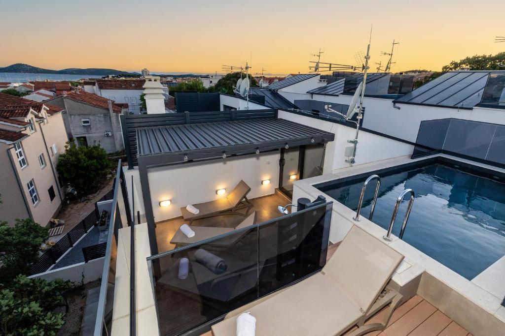 una vista dal balcone di una casa con piscina di Villa Tria Quercus with Rooftop Pool a Vodice