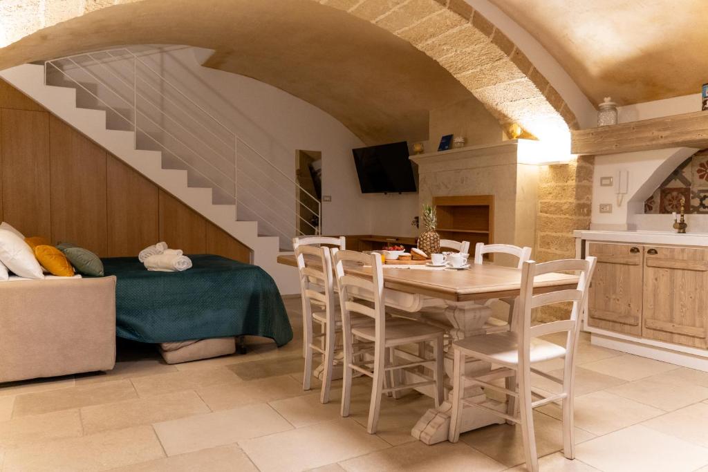 a kitchen and dining room with a table and chairs at Casa Dogana in Gallipoli