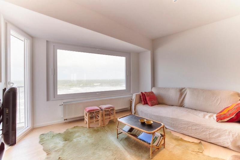 una sala de estar con un sofá y una mesa en Parador Heaven, en Mellet