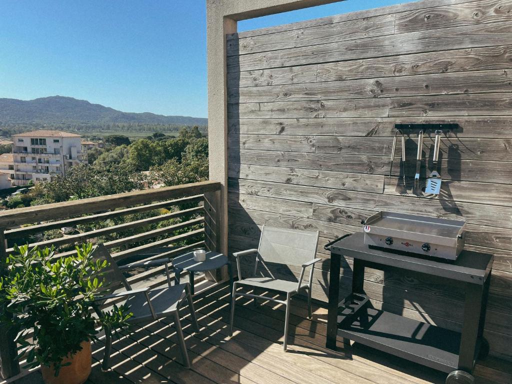 un patio avec une table et des chaises sur une terrasse dans l'établissement Appartement fonctionnel 4p avec piscine et vue mer, à Porto-Vecchio