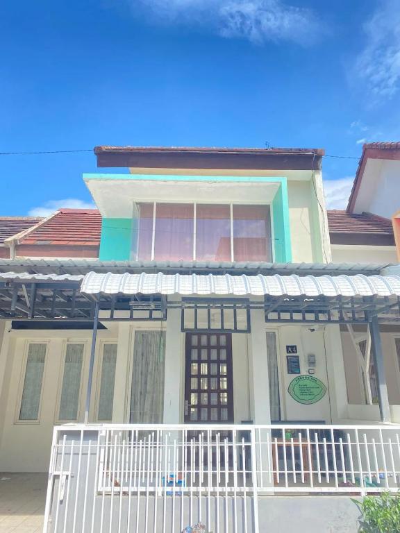 a house with a gate in front of it at Villa Pondok Ima in Tlekung