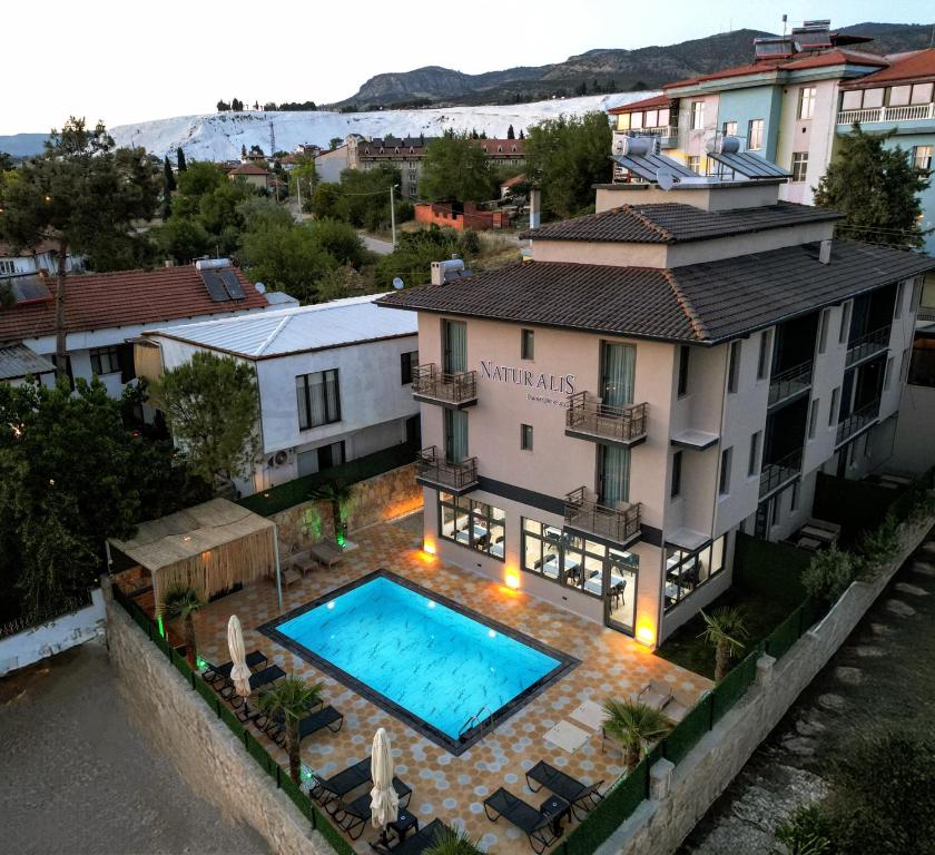 Bazén v ubytování Naturalis Pamukkale Otel nebo v jeho okolí