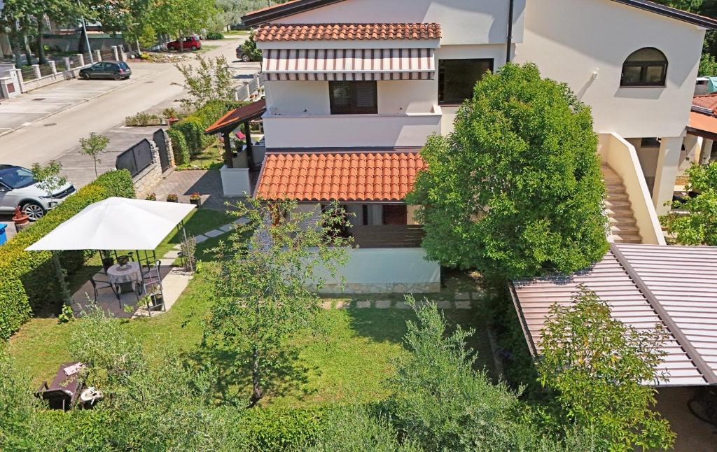 widok z lotu ptaka na dom z podwórkiem w obiekcie Apartmani Irena Arvaj w Poreču