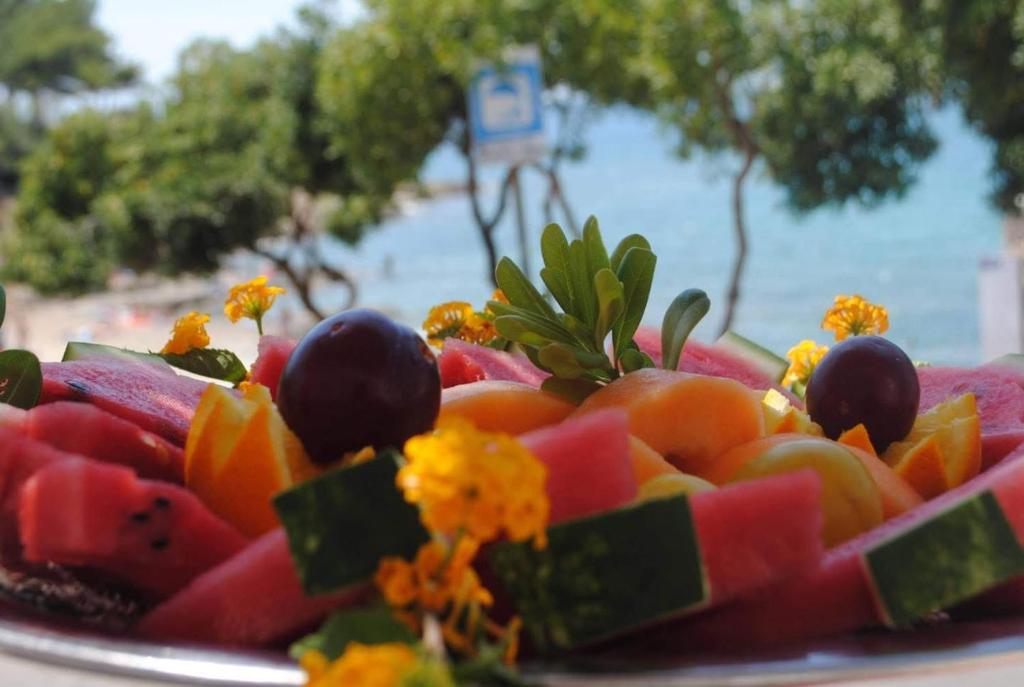 un piatto di frutta e verdura su un tavolo di Rooms del Moro a Patù
