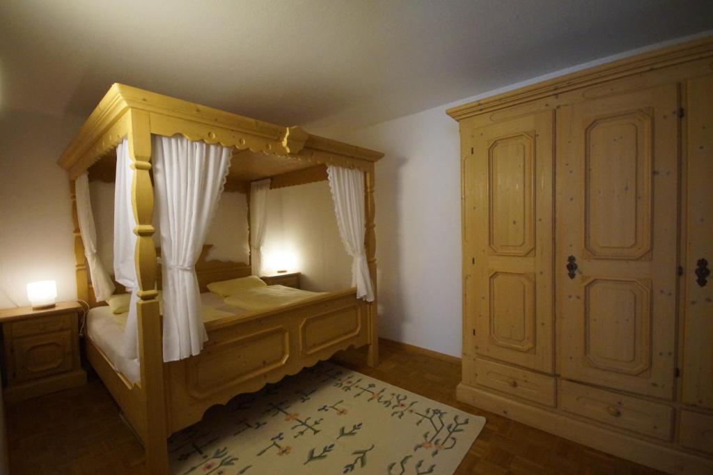 A bed or beds in a room at Hotel Bischofsmütze