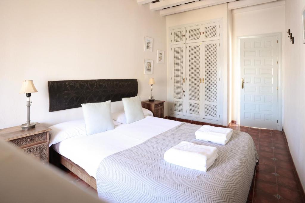 Postel nebo postele na pokoji v ubytování Casa Las Cuadras - Califa Casas Vejer