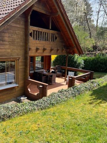 eine Veranda eines Hauses mit einer Terrasse darauf in der Unterkunft Ferienhaus Leonie, Holzhaus im Pfälzer Wald 76848 Hofstätten 