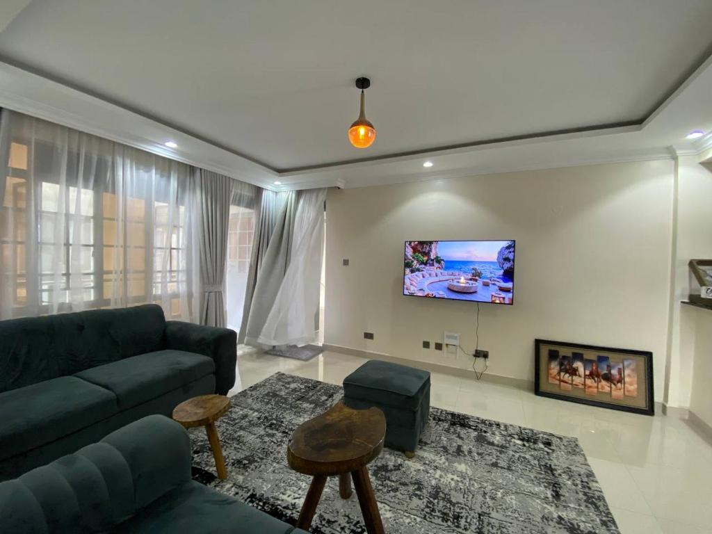 ナイロビにあるParkhust Staysのソファと薄型テレビのあるリビングルーム
