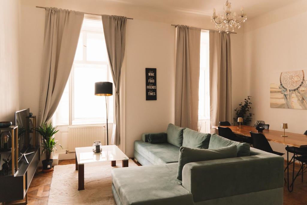 Designer Historical 2BD Apartment by Wien Mitte