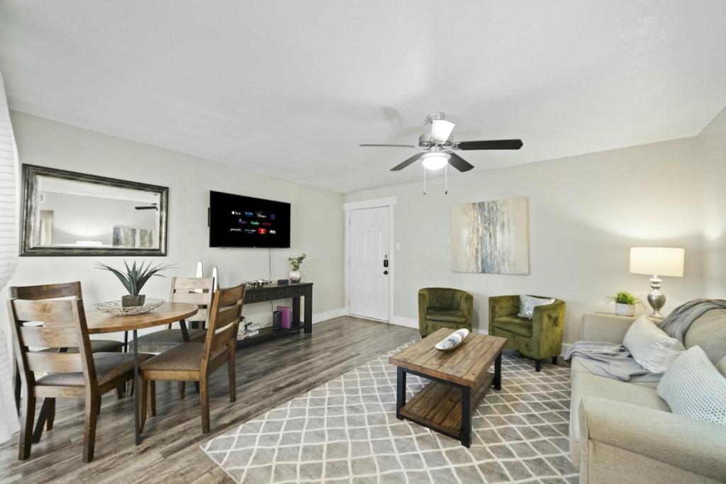 Μια τηλεόραση ή/και κέντρο ψυχαγωγίας στο Spacious and Stylish Apartment right by AT&T Stadium!