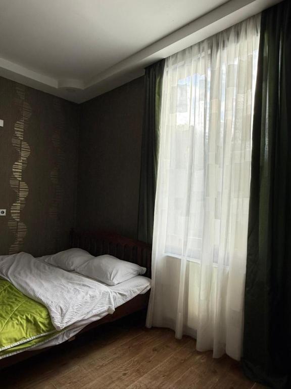 Postel nebo postele na pokoji v ubytování Guest House Metreveli
