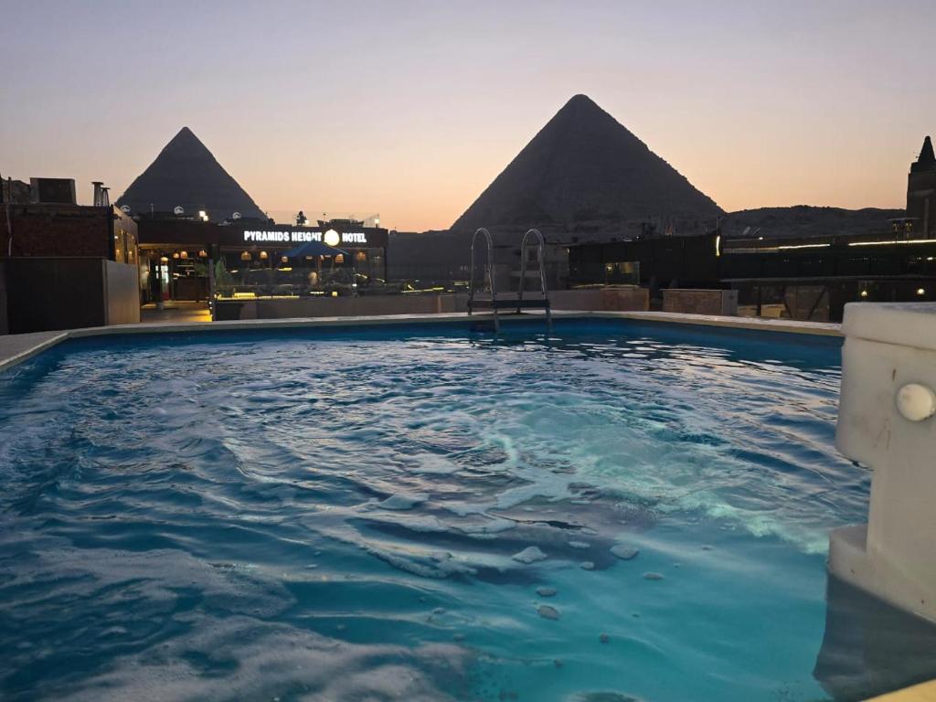 Bazén v ubytování Pyramids Height Hotel & Pyramids Master Scene Rooftop nebo v jeho okolí
