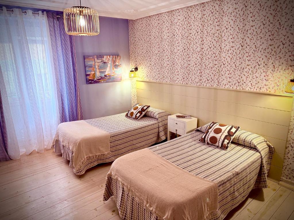 Giường trong phòng chung tại Hostal Boutique Puerta del Sol