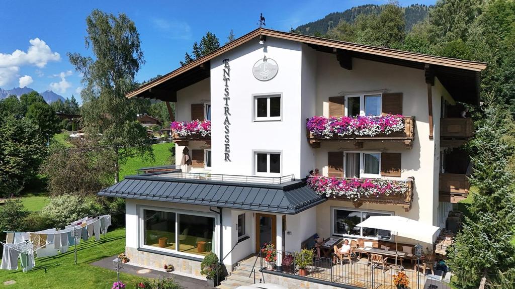 Nespecifikovaný výhled na hory nebo výhled na hory při pohledu z hotelu