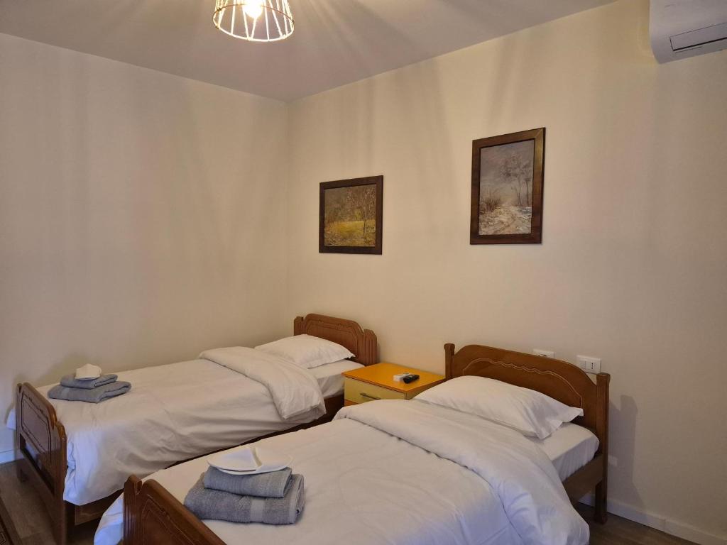 Postel nebo postele na pokoji v ubytování Kurmaku Guesthouse - Historic Stay inside Elbasan Castle
