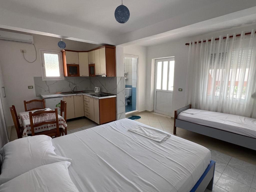 Postel nebo postele na pokoji v ubytování Guest House Vlore