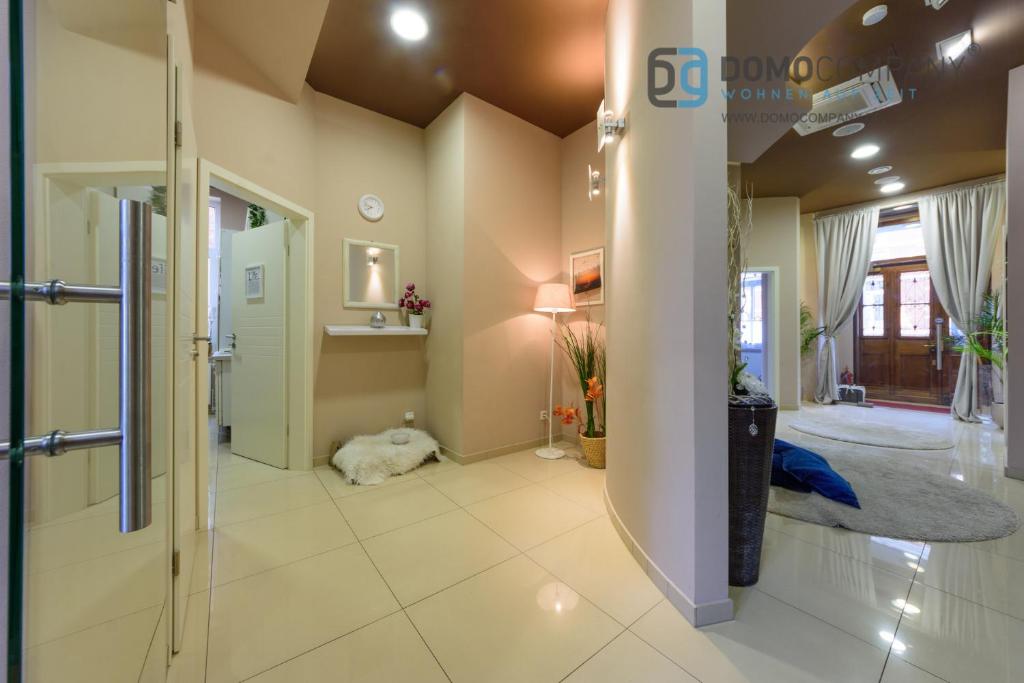 a bathroom with a walk in shower and a hallway at Wohnen im Beauty Salon- im Herzen von Greven in Greven
