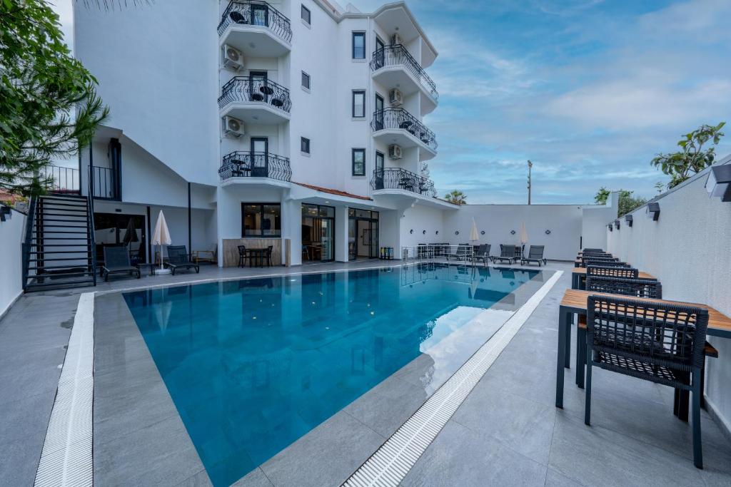 Bazén v ubytování Skykhan Otel nebo v jeho okolí