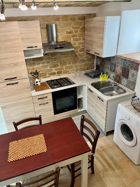 Kuchnia lub aneks kuchenny w obiekcie agriturismo borgo del ginepro