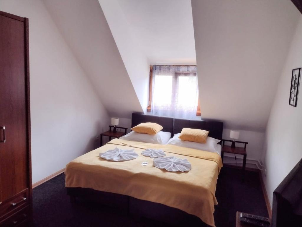 Postel nebo postele na pokoji v ubytování Hotel PODKOST